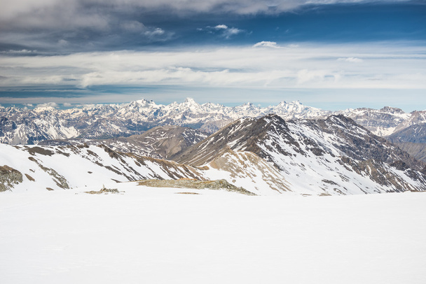 Majestueuze bergtoppen in de winter in de Alpen - Foto, afbeelding