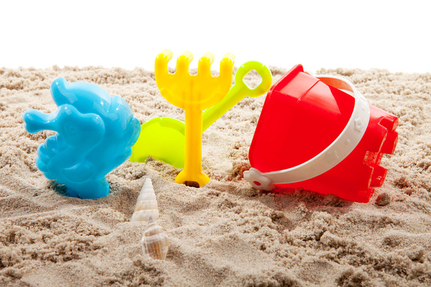 kleurrijke plastic speelgoed op het strand - Foto, afbeelding