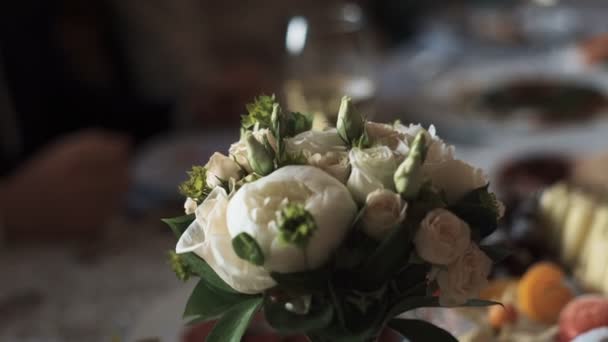 Bouquet da sposa sul tavolo - Filmati, video