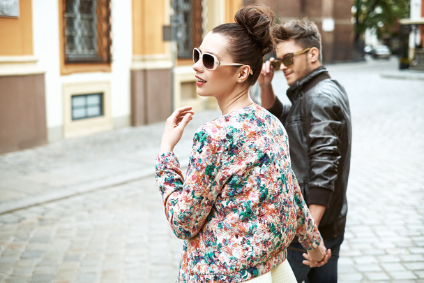 Young cheerful couple walking in downtown - Foto, afbeelding