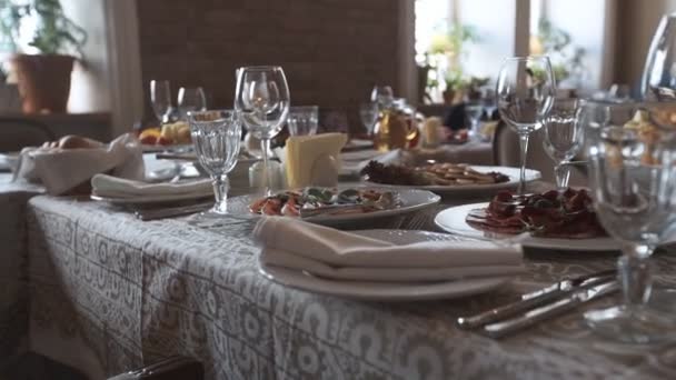 Pan de platos vacíos antes del banquete
 - Imágenes, Vídeo