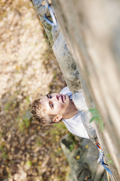 escalador escalando en una pared rocosa
 - Foto, Imagen
