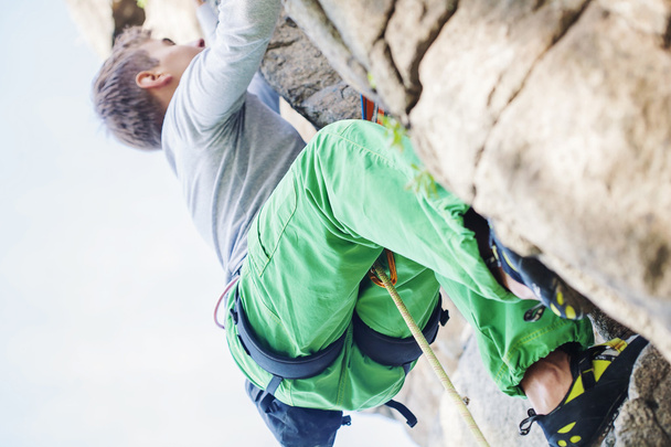 escalador de rocha escalada em uma parede rochosa
 - Foto, Imagem