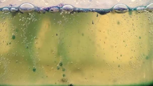 Musujący ruch wody, oleju i atrament mix - Materiał filmowy, wideo