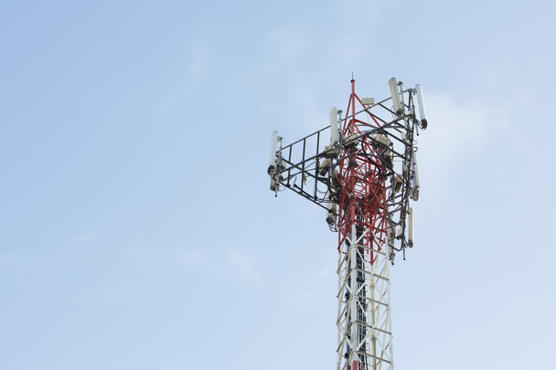 上空の背景と通信タワー - 写真・画像