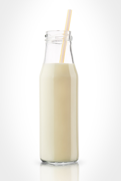 Botella de leche con paja aislada sobre fondo blanco
  - Foto, Imagen