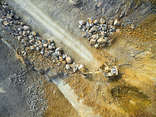 Vue aérienne d'une pelle dans la mine
. - Photo, image