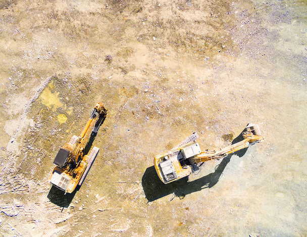 Vista aérea de uma escavadora na mina a céu aberto
. - Foto, Imagem