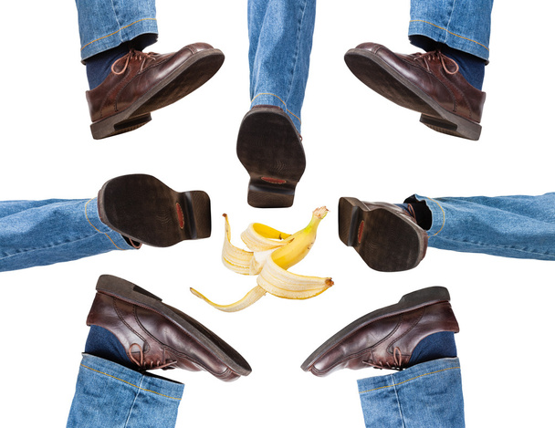 mannelijke benen in jeans en bruine schoenen stappen - Foto, afbeelding