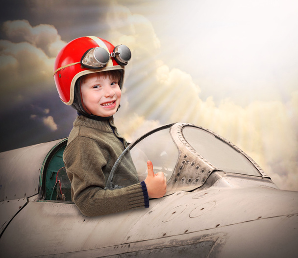 kleiner Pilot im Cockpit eines Oldtimer-Flugzeugs. - Foto, Bild