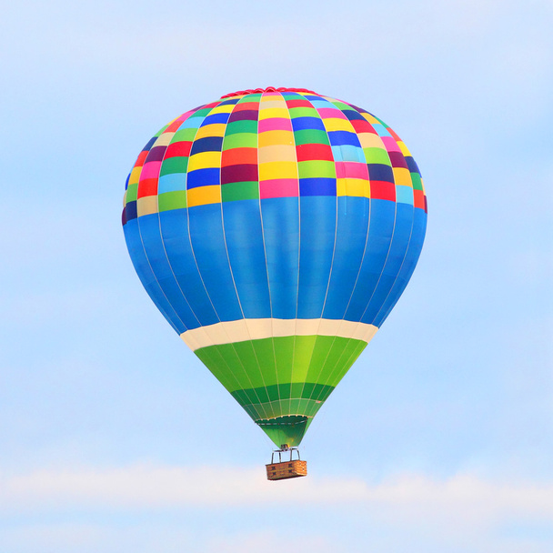 Красочный воздушный шар на небе
. - Фото, изображение