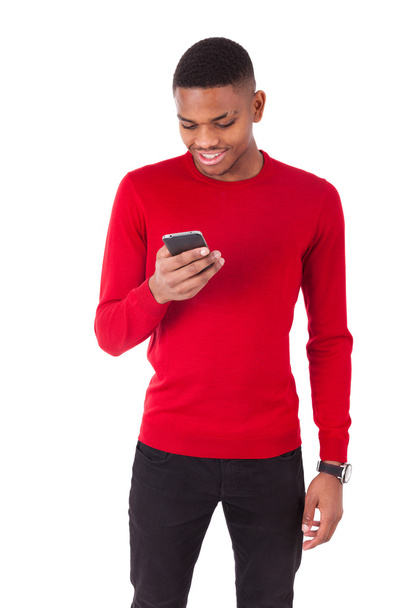 Афро-американських молода людина надсилання SMS-повідомлення на її smartph - Фото, зображення
