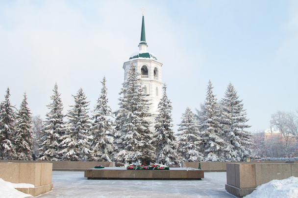 Kościół chrześcijański wśród zaśnieżonych jodły - Zdjęcie, obraz