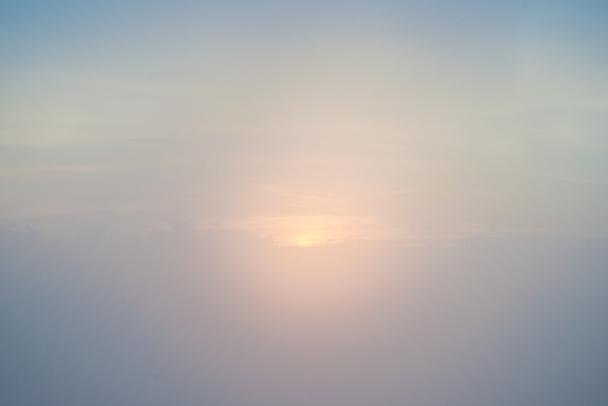 Φόντο του ουρανού πρωί στην Ανατολή του ηλίου με ομίχλη.  - Φωτογραφία, εικόνα
