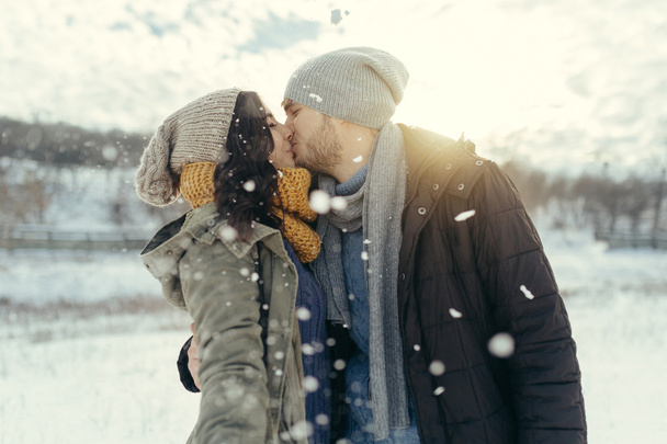 Veselý mladý pár v zimní den - Fotografie, Obrázek