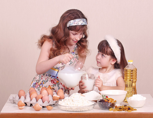 Çocukları hazırlamak Paskalya Paskalya kek - Fotoğraf, Görsel