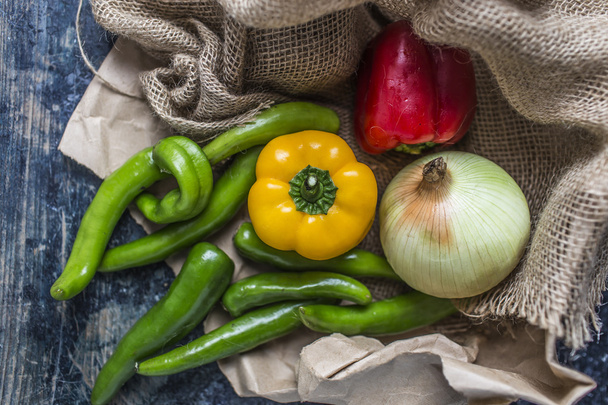 Λαχανικά, πράσινο πιπέρι, πιπέρι, πιπέρι, σκόρδο, κρεμμύδι, λάχανο, μοβ λάχανο, νωπά λιχουδιά. - Φωτογραφία, εικόνα