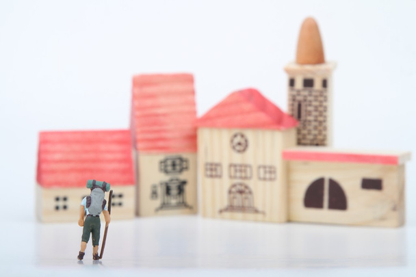 miniatures de randonneurs atteignant un village ou un abri
 - Photo, image