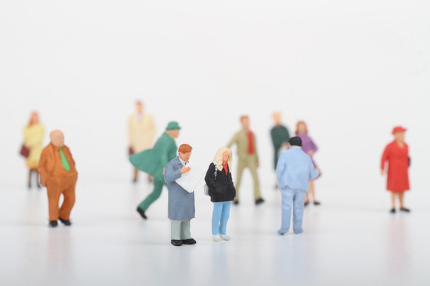 Miniatures de personnes marchant sur un fond blanc
 - Photo, image