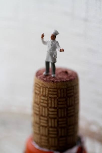 Şef minyatür bir şişe şarap cork üzerinde - Fotoğraf, Görsel