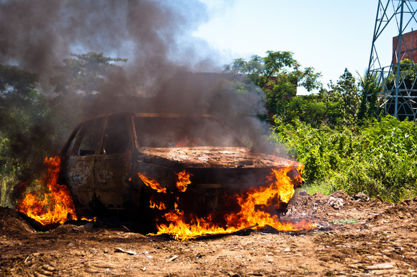 Καίγοντας αυτοκίνητο στο πεδίο - Φωτογραφία, εικόνα