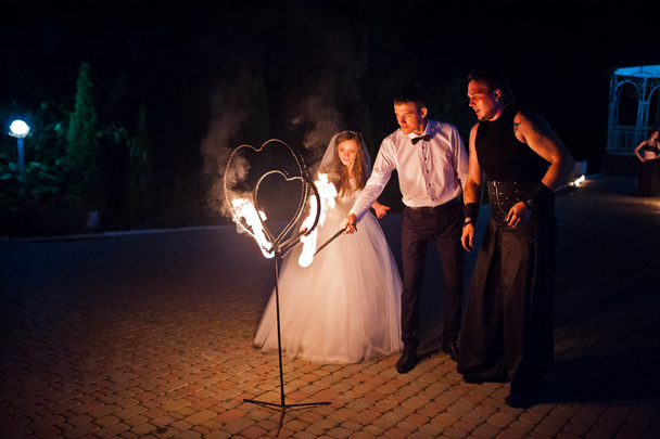 Feuershow bei Hochzeitszeremonie in der Nacht - Foto, Bild