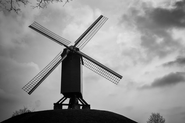 Antiguo molino de viento en una colina en Negro y Whiate
 - Foto, Imagen