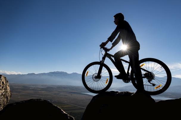自転車に乗る山の頂上に - 写真・画像
