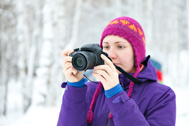Girl photographer on nature in winter - Fotoğraf, Görsel