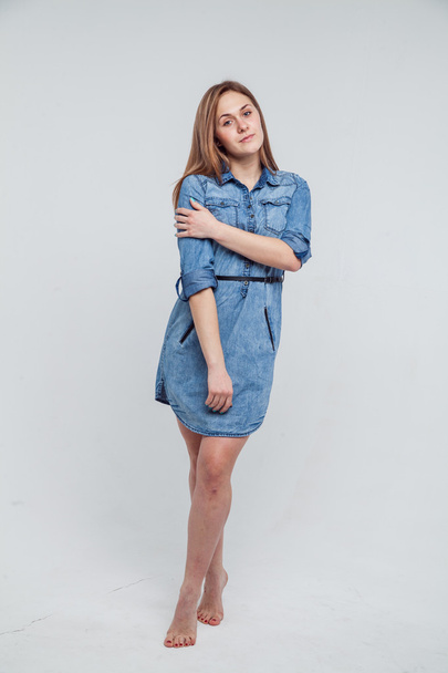 Porträt eines Mädchens im blauen Jeanskleid - isoliert auf weißem Hintergrund - Foto, Bild