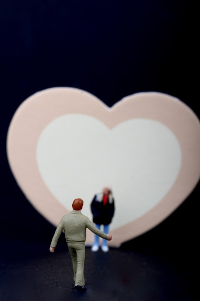 мініатюра пари з великим серцем - концепція закоханих / День святого Валентина
 - Фото, зображення