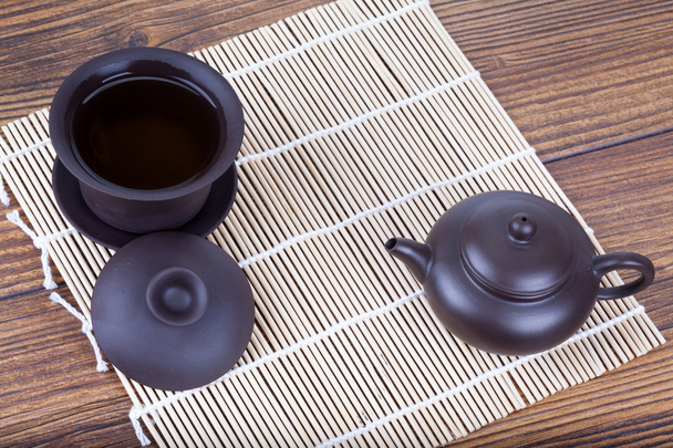 Conjunto de té de cerámica china en mesa de madera
 - Foto, imagen