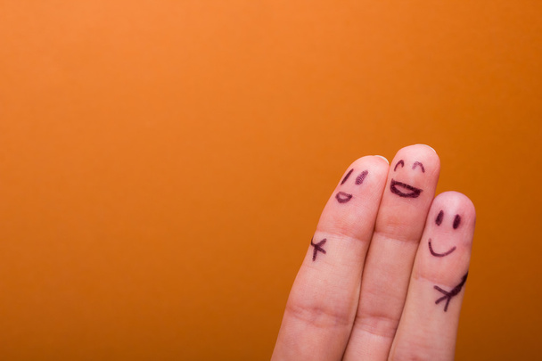 Tres dedos sonrientes que están muy contentos de ser amigos
 - Foto, imagen