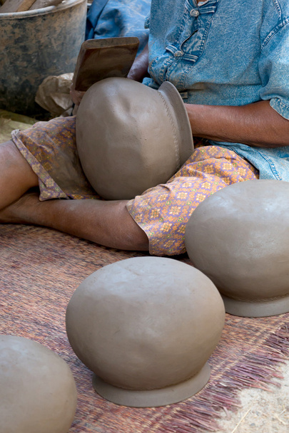незакінчений глиняний горщик
 - Фото, зображення