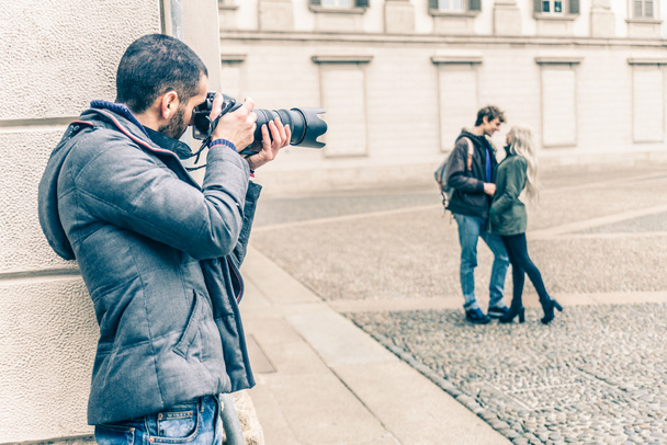 Reporter spying a couple - Valokuva, kuva