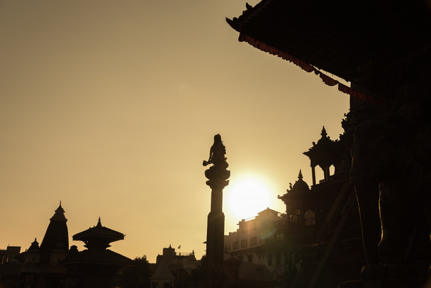 силует Старого міста в Непалі з lensflare - Фото, зображення