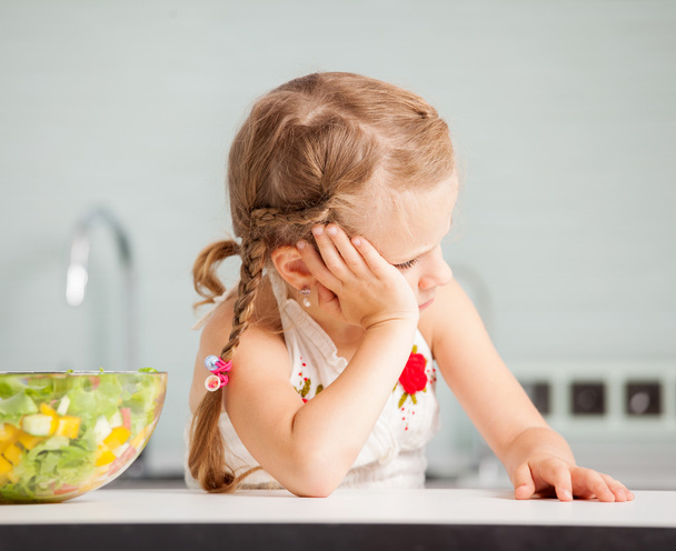 Little girl refuses to eat salad - Zdjęcie, obraz
