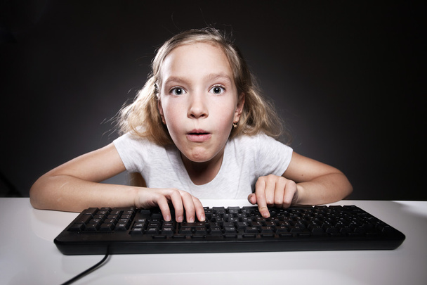 Criança olhando para um computador
 - Foto, Imagem