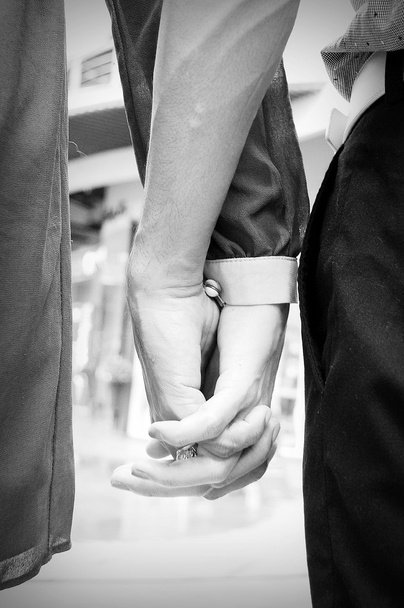 man en vrouw hand in hand - Foto, afbeelding