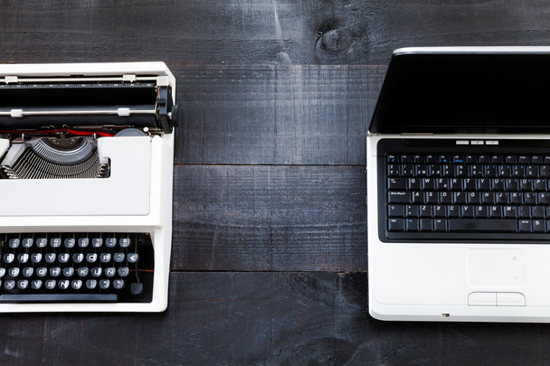 Typerwriter and laptop - Foto, afbeelding