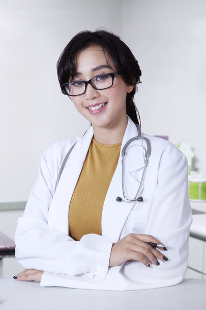 Friendly female doctor in the clinic - Φωτογραφία, εικόνα