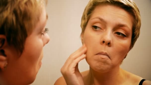 Donna applica make-up correttore fondazione crema
 - Filmati, video