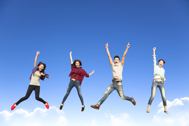 onnellinen nuori ryhmä hyppäämällä yhdessä
 - Valokuva, kuva