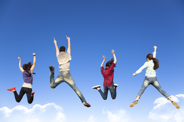 fröhliche junge Gruppe springt zusammen - Foto, Bild