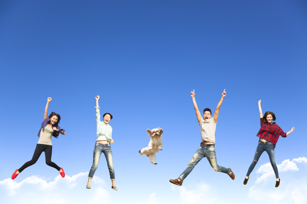 heureux jeune groupe sautant avec chien
 - Photo, image