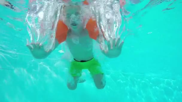 Sualtı ağır çekim: suya atlama genç çocuk çocuk - Video, Çekim