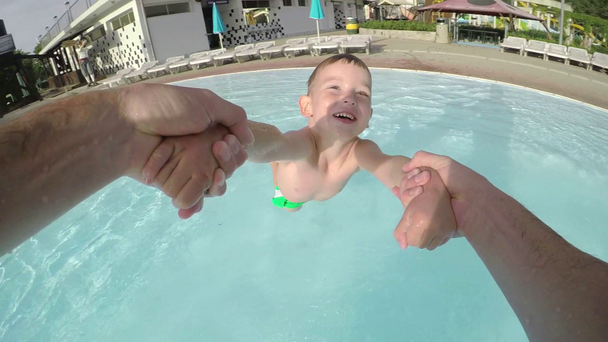 Ağır çekim Pov: baba mutlu küçük çocuk güneşli yaz aylarında iplik - Video, Çekim