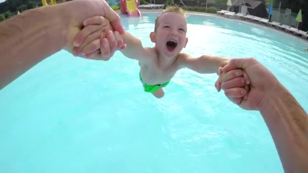 Slow Motion Pov: Happy kind spelen met zijn vader - Video