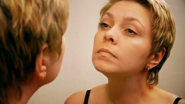 Nő vonatkozik make-up rejtegető Alapítvány krém - Felvétel, videó