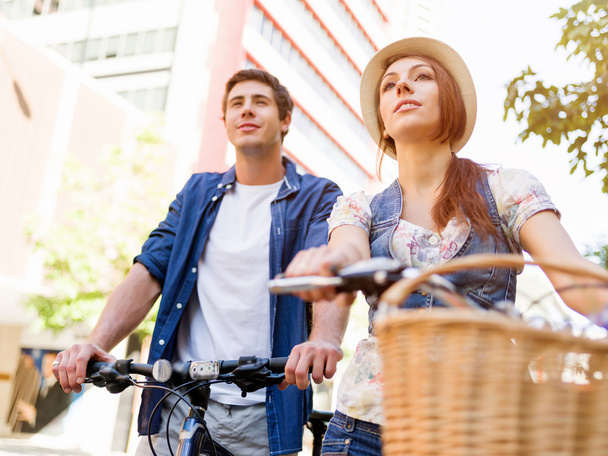 Happy couple in city with bike - Zdjęcie, obraz